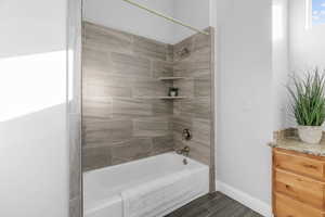 Bathroom featuring tiled shower / bath combo