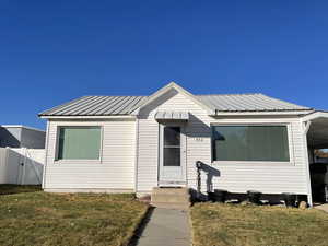 View of front of property featuring a front yard