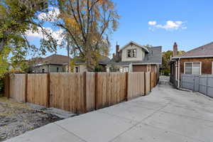 Private yard, driveway