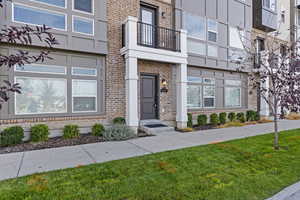 Property entrance with a balcony and a yard