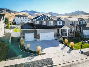 View of front of house featuring a mountain view and a front yard