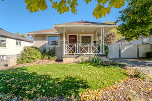 Bungalow with a front yard