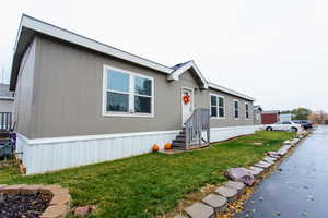 Manufactured / mobile home with a front yard