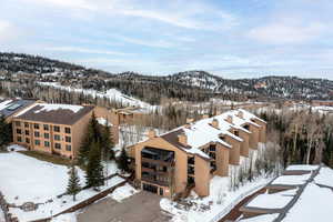 Snowy aerial view with a mountain view