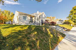 View of front facade with a front yard