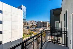 Balcony featuring a mountain view