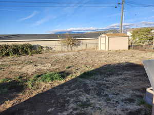 View of yard featuring a shed