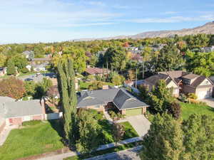 Birds eye view of property featuring a mountain view