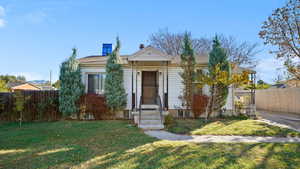 View of front facade featuring a front yard