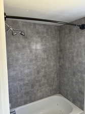 Bathroom with tiled shower / bath