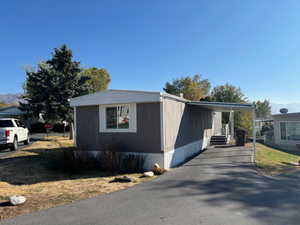 Manufactured / mobile home featuring a carport