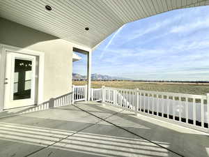 Balcony featuring a mountain view