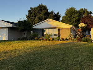 View of front facade featuring a front lawn