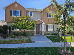 View of front of home featuring a front yard