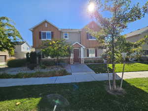 View of front of property featuring a front yard