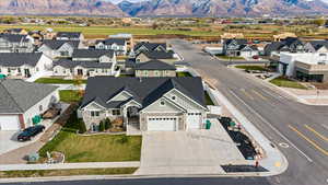 Birds eye view of property featuring a mountain view