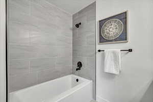 Bathroom with tiled shower / bath combo