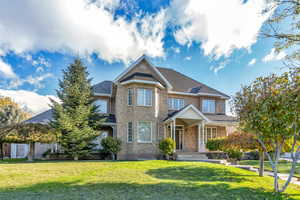 View of front of property featuring a front yard