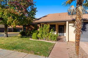 View of front facade featuring a front lawn