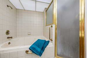 Bathroom featuring tiled shower / bath combo