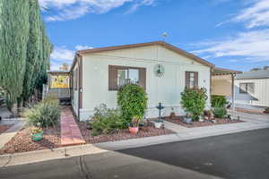 Manufactured / mobile home with a carport