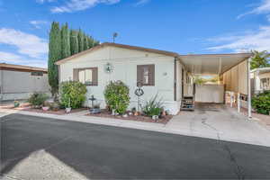 Manufactured / mobile home featuring a carport