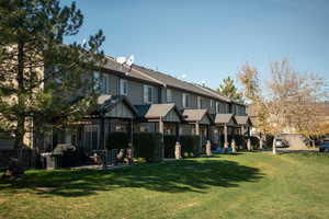 Back of townhomes backing courtyard