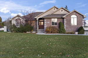 View of front facade featuring a front yard