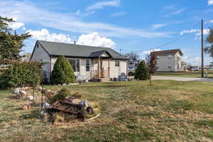 View of front of home featuring a front yard