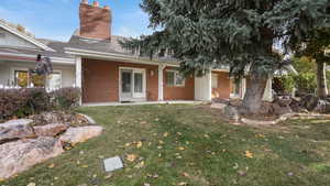 View of front of property featuring a front yard