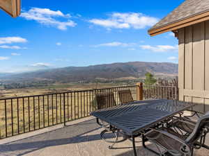 Balcony featuring a mountain view