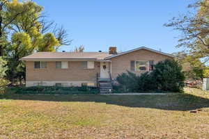 View of front facade with a front lawn