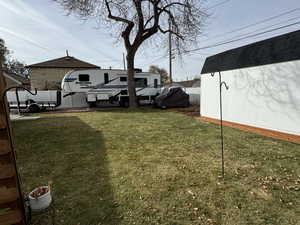 View of yard with a shed