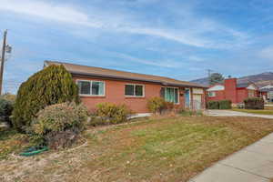 Ranch-style house with a front yard