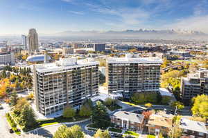 City view featuring a mountain view