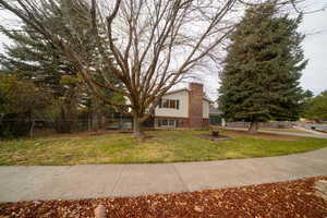 View of front facade featuring a front yard