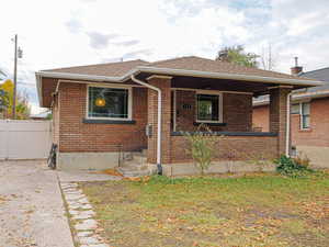 Bungalow featuring a front lawn