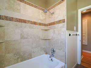 Bathroom featuring tiled shower / bath combo