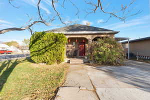 View of front of house featuring a porch and a front yard