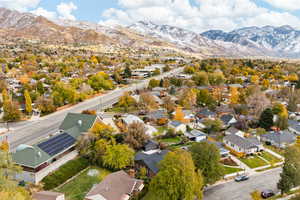 Birds eye view of property featuring a mountain view