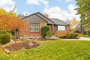 Bungalow featuring a front yard