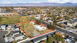 Birds eye view of property featuring a mountain view