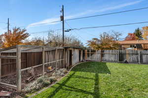 View of yard featuring an outbuilding