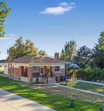 View of front facade with a front lawn