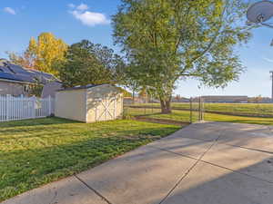 View of yard featuring a shed