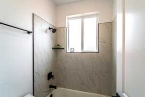 Bathroom with tiled shower / bath