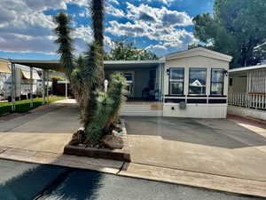 Manufactured / mobile home with a carport