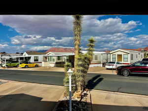 Manufactured / mobile home featuring a mountain view