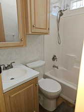 Full bathroom with vanity, toilet, and tiled shower / bath