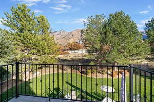 Balcony featuring a mountain view